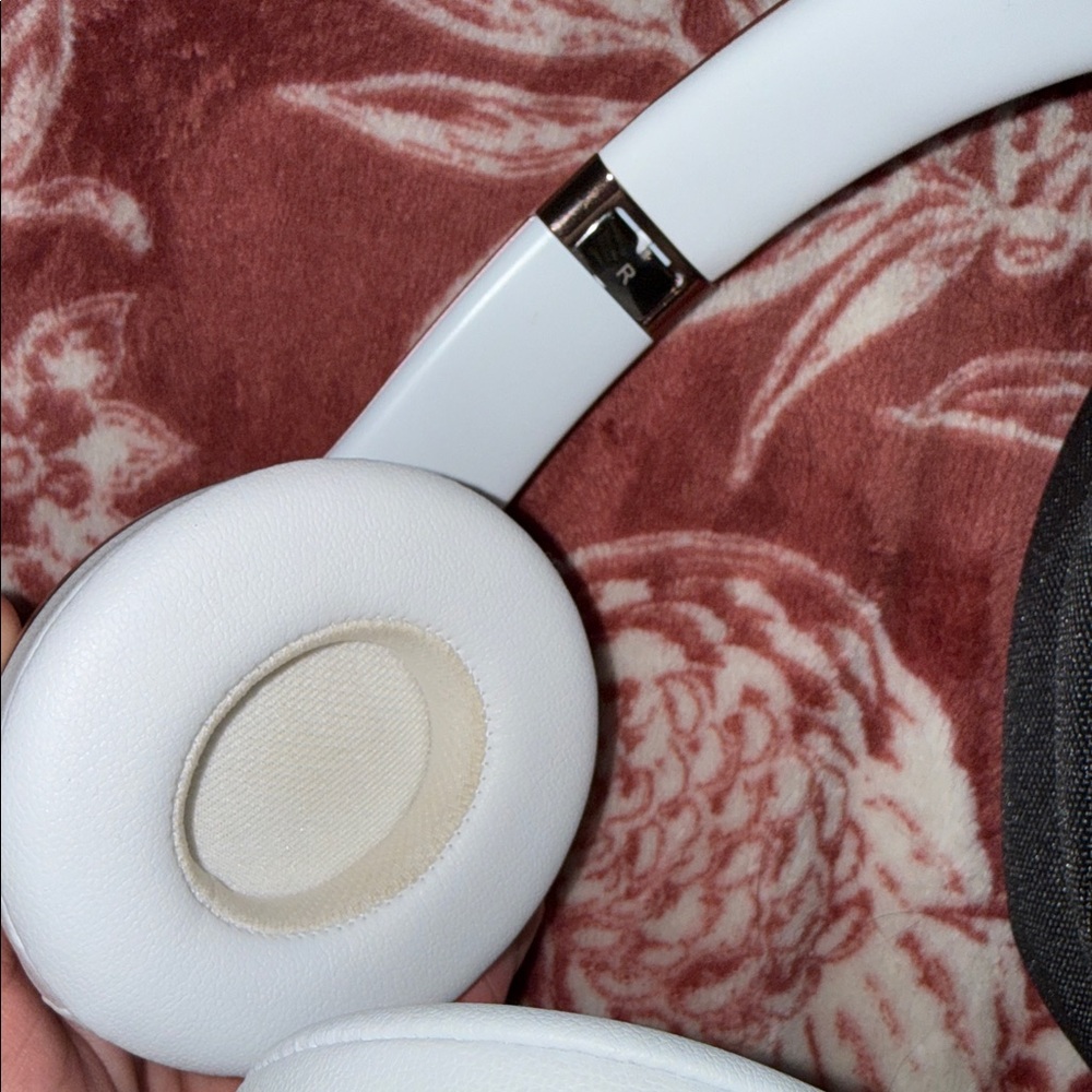Beats Solo3 Wireless Headphones in Rose Gold and White - Picture 6 of 7